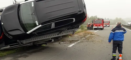 Près d’Écommoy, un camion transportant huit voitures se couche sur...