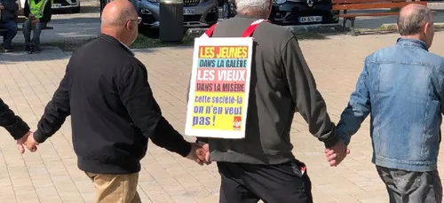Main dans la main, les retraités manifestent à Blois