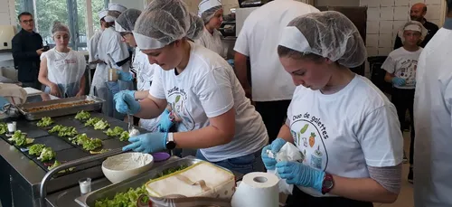 Des collégiens en cuisine, en mode "Top chef"