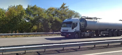 Sur l’A28, il percute un camion