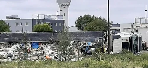 Un camion se renverse aux portes du Mans