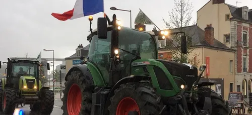 Au Mans, les agriculteurs défilent en tracteur