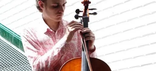 Il s'endort dans le train, son violoncelle disparaît