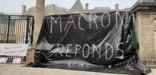 Alençon : les agriculteurs devant les grilles de la préfecture