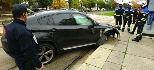 Au Mans, la belle allemande s'écrase contre un quai du tram