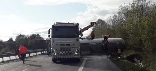 Avec ses 26 000 litres de lait, il se couche sur l'A28