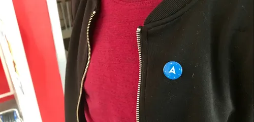 Ce pin’s est un symbole de lutte contre Alzheimer