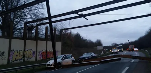 D338 : le poids-lourd percute les rails aériens