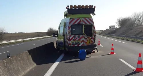 Sur l'A28, le fourgon se fait percuter