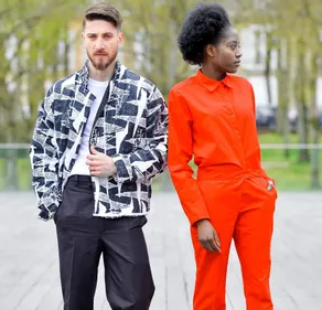 Elle confectionne un sens à son travail de styliste