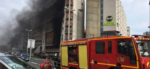 Au Mans, un impressionnant panache de fumée noire
