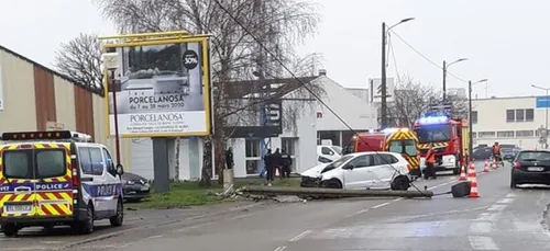 En zone nord au Mans, la voiture heurte un poteau en béton