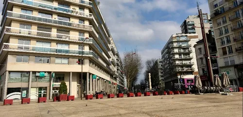 Coronavirus : au Mans, la place de la République quasi-déserte ce...