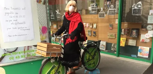 Au Mans, la libraire livre elle-même, à vélo