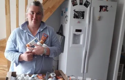 Sandrine collecte des crèmes pour le visage et les mains des soignants