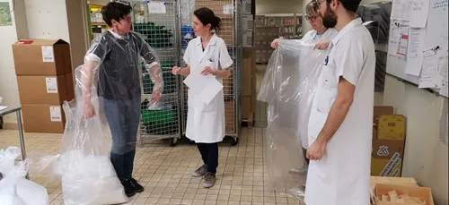 Dans l'Orne, l'ISPA a déjà fait livrer 1 600 sur-blouses en...