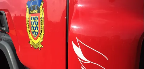 Un hangar agricole en feu à Saint-Mars-sous-Ballon