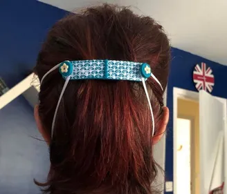 Cette Mayennaise a créé des barrettes pour attacher les masques
