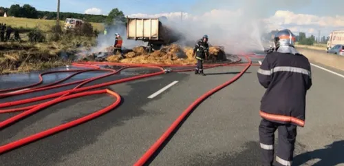 Le camion s'embrase sur l'A11 près de La Ferté-Bernard