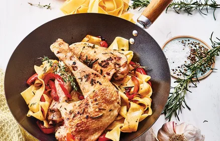 [RECETTE KITCHENDAILY] Cuisses de poulet aux herbes, poivrons et...