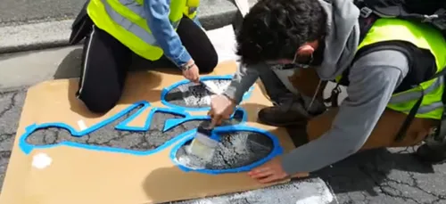 A Blois, ils tracent une bande cyclable pirate