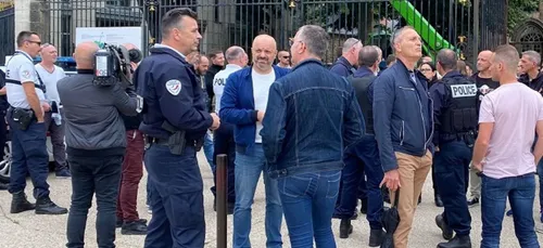 Le Mans : les policiers déposent leurs menottes