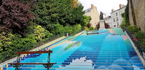 Blois : une cascade de fraîcheur dans les escaliers