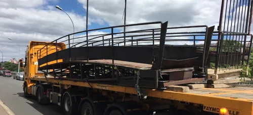 Au Mans, le démontage de la péniche se poursuit