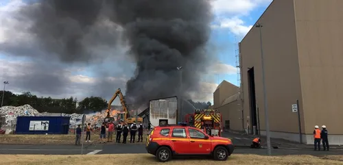 Valor Pôle 72 : une montagne de détritus en flammes