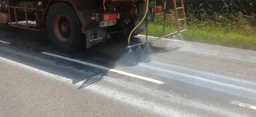 Sur les routes sarthoises : de la chaux contre le chaud