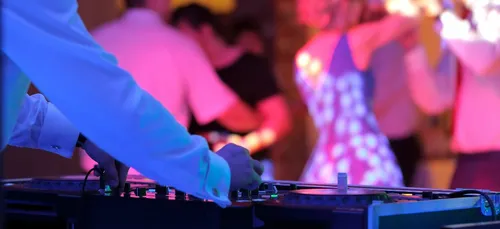 Covid-19 : 76 cas positifs après un mariage en Sarthe