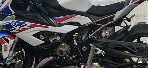 Sur sa moto, à plus de 200 km/h sur la D357