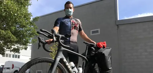 Il traverse la France à vélo en ramassant des déchets