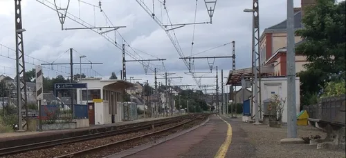 Gare de La Ferté-Bernard : quai rehaussé et abri rénové