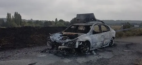 Neuville-sur-Sarthe : près du pont autoroutier, une voiture en feu