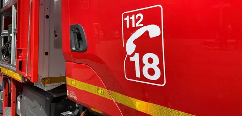 Le toit d'une maison brûle à Moncé-en-Saosnois