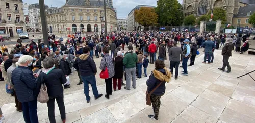 Le Mans : des centaines de personnes se rassemblent pour rendre...
