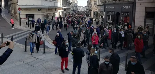 Blois : près de 2 000 personnes rassemblées pour rendre hommage au...