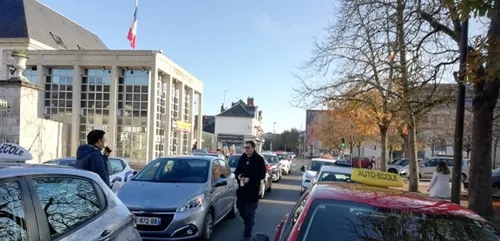 Manif des patrons d’auto-écoles dans les rues de Blois