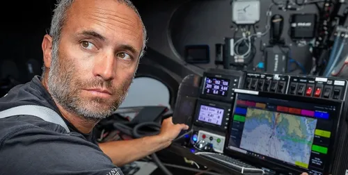 Vendée Globe : Fabrice Amédéo contraint de faire demi-tour