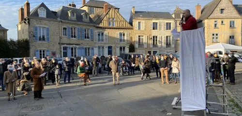 [Vidéo] Le Mans : une centaine de catholiques réclame le retour de...