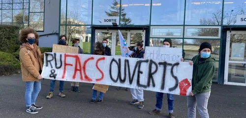 Le Mans : mobilisation pour la reprise des cours et la réouverture...