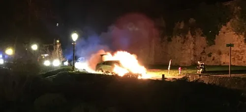 [VIDEO] Le Mans : une voiture s'embrase au pied de la muraille
