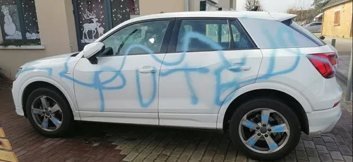 Madame la maire retrouve sa voiture taguée d'insultes