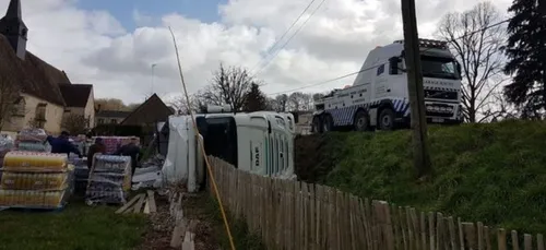 Ivre au volant de son poids-lourd, il se renverse le long de la D357