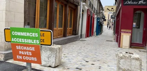 Couverte de nouveaux pavés, la rue des Ponts-neufs au Mans ne...