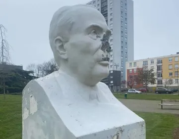 La statue de François Mitterrand vandalisée à Coulaines