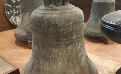 Azé : la grande cloche de l'église est descendue