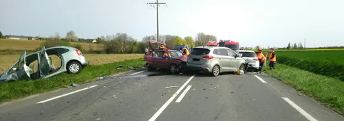 Crosmières : le pick up perd son chargement, quatre blessés
