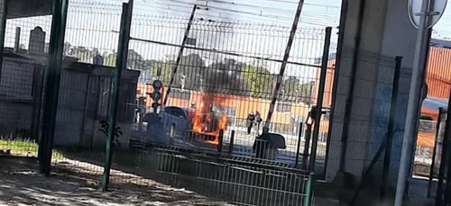 Le Mans : voiture en feu rue de La Foucaudière